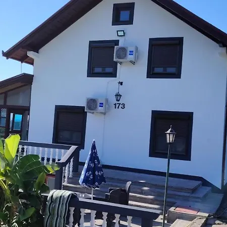 Terasa 度假居 Cortanovci